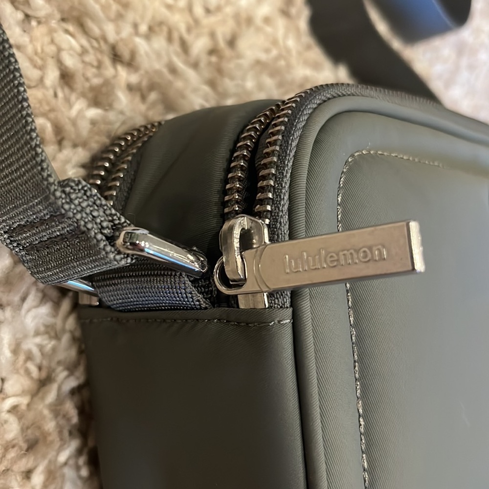Sold Lululemon Camera Crossbody Bag - Picture 3 of 5